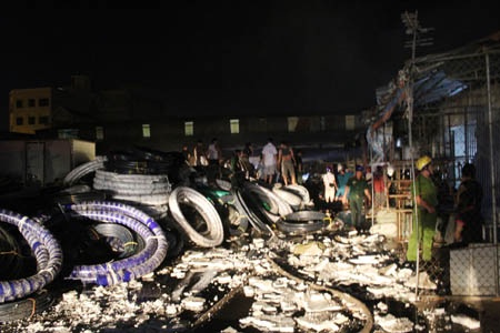 Kho hàng chủ yếu của các tiểu thương ở chợ Vinh nằm sát khu dân cư