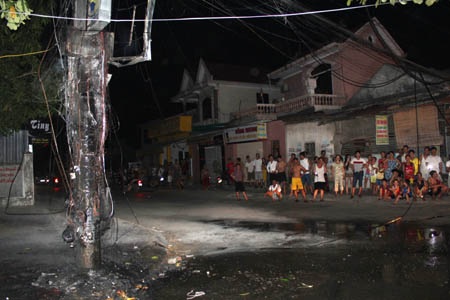 Vụ hỏa hoạn làm mất điện nhiều hộ dân cư tại khối Vinh Quang trong đêm 20/8