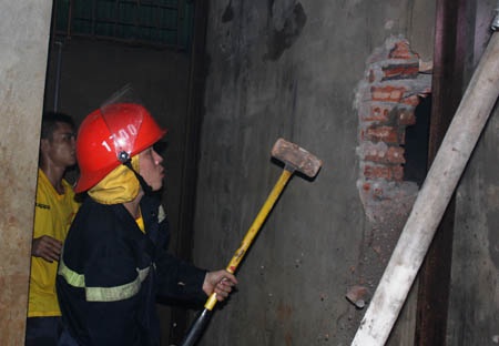 Do chủ kho hàng đi vắng, khóa cửa nên lực lượng cứu hỏa phải dùng búa phá tường vào bên trong