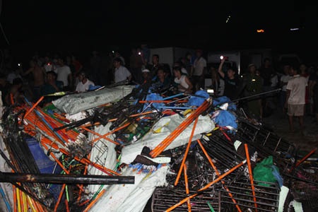 Số hàng hóa bên trong kho hàng bị cháy.