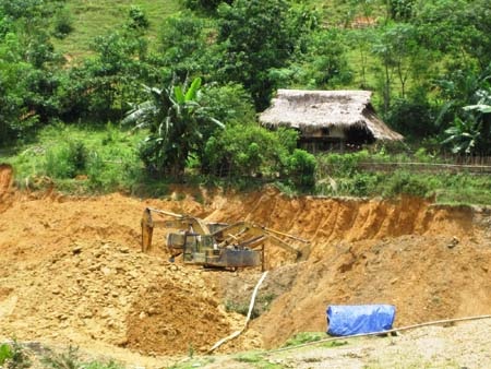 Các máy múc hoạt động đào vàng trái phép tại xã Cắm Muộn, huyện Quế Phong (Nghệ An) 