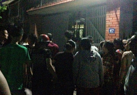 Đưa quan tài đi đòi nợ bị ném trả “bom xăng” - 1 Tối 28/9, bà X. cùng nhóm người đến nhà ông H. đòi nợ bị ném trả bằng bom xăng