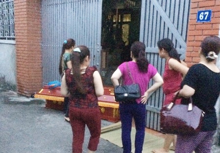 Đưa quan tài đi đòi nợ bị ném trả “bom xăng” - 2 Chiếc quan tài được người nhà bà X. đặt trước cổng nhà ông H. để đòi nợ 800 triệu đồng