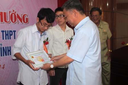 Dòng họ Lê Nghệ An trao thưởng cho 14 học sinh giỏi quốc gia