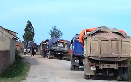 Dân chôn cọc bê tông giữa đường để chặn xe quá tải - 3 Người dân cho rằng đây là thủ phạm gây nên đường hư hỏng.