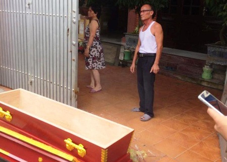 Chiếc quan tài được đặt trước cổng nhà ông H. 