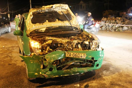 Chiếc xe taxi cũng bị hư hỏng nặng sau khi đâm trực diện với chiếc xe Mercedes