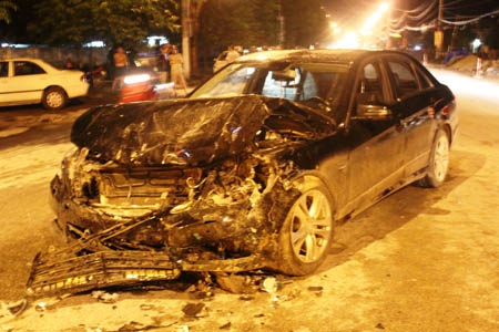 Chiếc xe Mercedes bị biến dạng sau vụ tai nạn