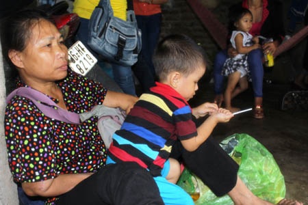 Hành khách trên xe giường nằm vẫn chưa hết hoảng loạn sau vụ tai nạn.