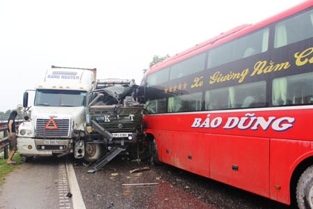 3 chiếc xe chắn hết 2/3 đường QL1A