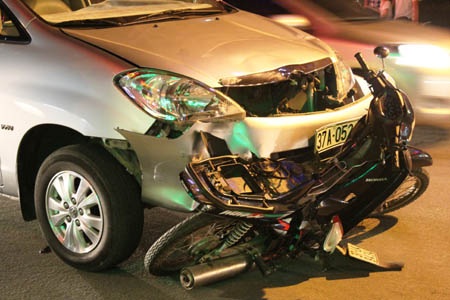 Chiếc xe máy bị ô tô kéo đi gần 50m, mắc kẹt trước đầu ô tô