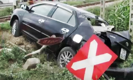 Chiếc ô tô 4 chỗ ngồi bị biến dạng phần đuôi. Hệ thống cảnh báo nguy hiểm bị húc đổ