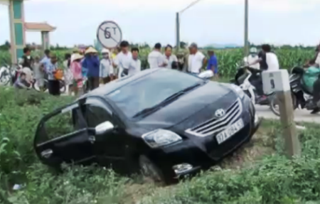 Tàu hỏa đâm ô tô 4 chỗ quay vòng, 3 người thoát chết thần kỳ