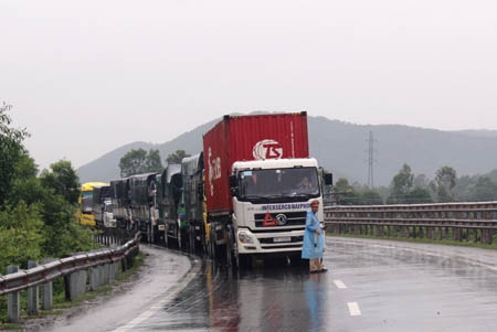 Nhiều xe tải phải di chuyển từng mét một 