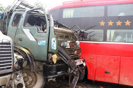 Phần đầu cabin xe tải bị bẹp dúm sau vụ tai nạn 