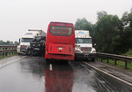 3 chiếc xe chắn hết 2/3 đường QL1A