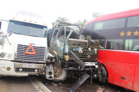Chiếc xe tải vượt lên chiếc xe container và đâm thẳng vào chiếc xe khách giường nằm