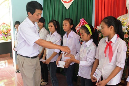 Anh Nguyễn Duy Thảo - Phó trưởng Ban tuyên giáo huyện Ủy Nam Đàn trao học bổng đến các em.