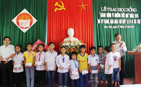 55 em học sinh huyện Nam Đàn nhận học bổng Hành động vì những ước mơ.