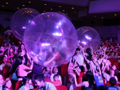 “Phù thủy” Fan Yang trình diễn “ảo thuật” bong bóng kỳ thú - 2 “Phù thủy” Fan Yang trình diễn “ảo thuật” bong bóng kỳ thú - 2
