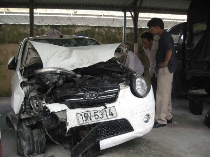 Con nghiện “đói” thuốc cướp taxi, gây tai nạn liên hoàn - 2 Con nghiện “đói” thuốc cướp taxi, gây tai nạn liên hoàn - 2