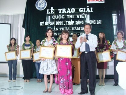Trao giải cuộc thi “Ký ức gia đình - Thắp sáng tương lai” - 1 Trao giải cuộc thi “Ký ức gia đình - Thắp sáng tương lai” - 1