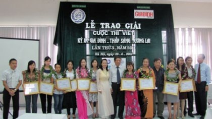 Trao giải cuộc thi “Ký ức gia đình - Thắp sáng tương lai” - 2 Trao giải cuộc thi “Ký ức gia đình - Thắp sáng tương lai” - 2