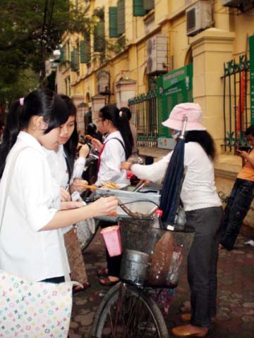 Giật mình với kẹo thuốc lá “đầu độc” học sinh ngay cổng trường - 4 Giật mình với kẹo thuốc lá “đầu độc” học sinh ngay cổng trường - 4