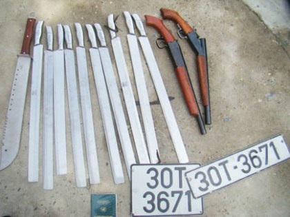 Gần 200 khẩu súng hơi “ngụy trang” giữa các container hàng - 1 Gần 200 khẩu súng hơi “ngụy trang” giữa các container hàng - 1