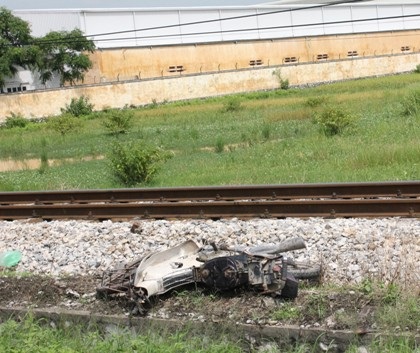 Bị tàu hỏa kéo lê gần 100m khi cố băng qua đường ray - 2