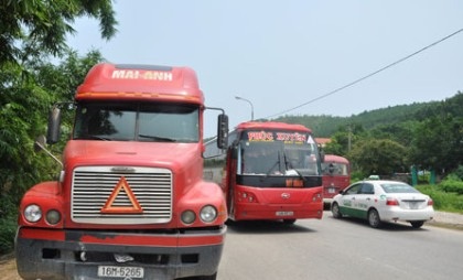 Bị xe con “cắt mặt”,  container chở hàng chục tấn hàng lộn nhào - 2