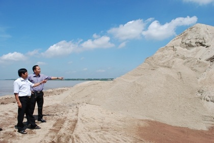 Những núi cát đe dọa hành lang đê sông Hồng - 2