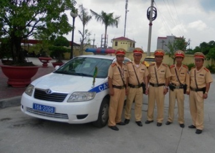 Vận chuyển dao súng trong đêm bị CSGT tóm gọn  - 1