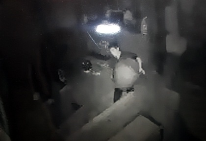 Lợi dụng đêm mưa bão cạy cửa chùa trộm cổ vật - 2