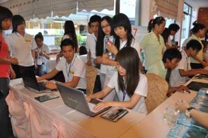 Thanh thiếu niên kiều bào hào hứng bình chọn cho kỳ quan Vịnh Hạ Long - 1 Thanh thiếu niên kiều bào hào hứng bình chọn cho kỳ quan Vịnh Hạ Long - 1
