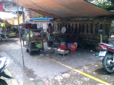 Đi ăn phở bị kẻ bịt mặt nổ súng bắn thủng bụng - 1