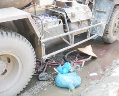 Xe trộn bê tông cán chết một phụ nữ đi xe đạp - 1