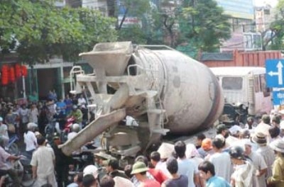 Xe trộn bê tông cán chết một phụ nữ đi xe đạp - 2