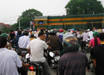 Xe tải bị tàu hoả ủn hơn 100m, tài xế thoát chết thần kỳ - 2 Xe tải bị tàu hoả ủn hơn 100m, tài xế thoát chết thần kỳ - 2