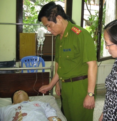 Trấn áp tội phạm trong đêm, 2 chiến sĩ công an trọng thương  - 1