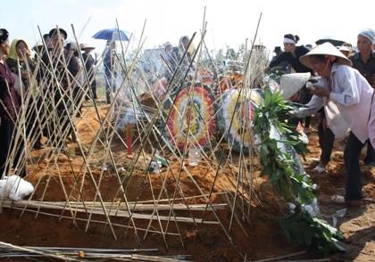 Vụ thảm sát tại Bắc Giang: Những vành khăn tang phủ trắng trưa hè - 18