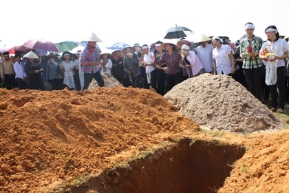 Vụ thảm sát tại Bắc Giang: Những vành khăn tang phủ trắng trưa hè - 9