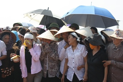 Vụ thảm sát tại Bắc Giang: Những vành khăn tang phủ trắng trưa hè - 13