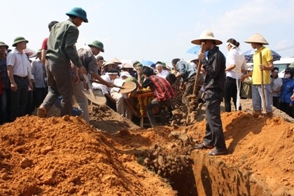 Vụ thảm sát tại Bắc Giang: Những vành khăn tang phủ trắng trưa hè - 11