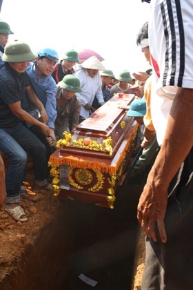 Vụ thảm sát tại Bắc Giang: Những vành khăn tang phủ trắng trưa hè - 12