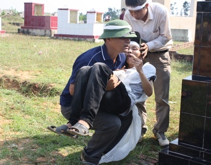 Vụ thảm sát tại Bắc Giang: Những vành khăn tang phủ trắng trưa hè - 14