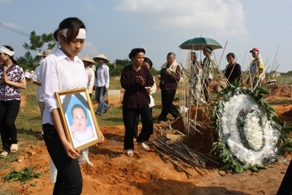 Vụ thảm sát tại Bắc Giang: Những vành khăn tang phủ trắng trưa hè - 17