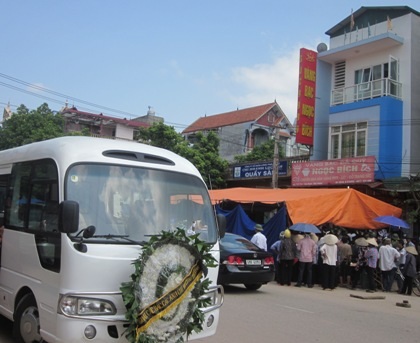 Vụ thảm sát tại Bắc Giang: Những vành khăn tang phủ trắng trưa hè - 1