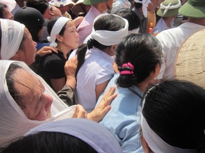 Vụ thảm sát tại Bắc Giang: Những vành khăn tang phủ trắng trưa hè - 5