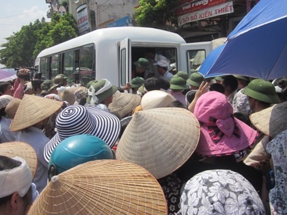 Vụ thảm sát tại Bắc Giang: Những vành khăn tang phủ trắng trưa hè - 4